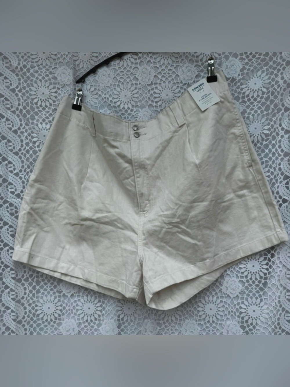 Denizen from Levi's loose a-line cream shorts Size
18 women
